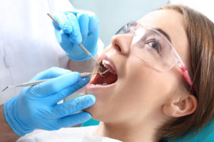 is it better to get a root canal or tooth extraction